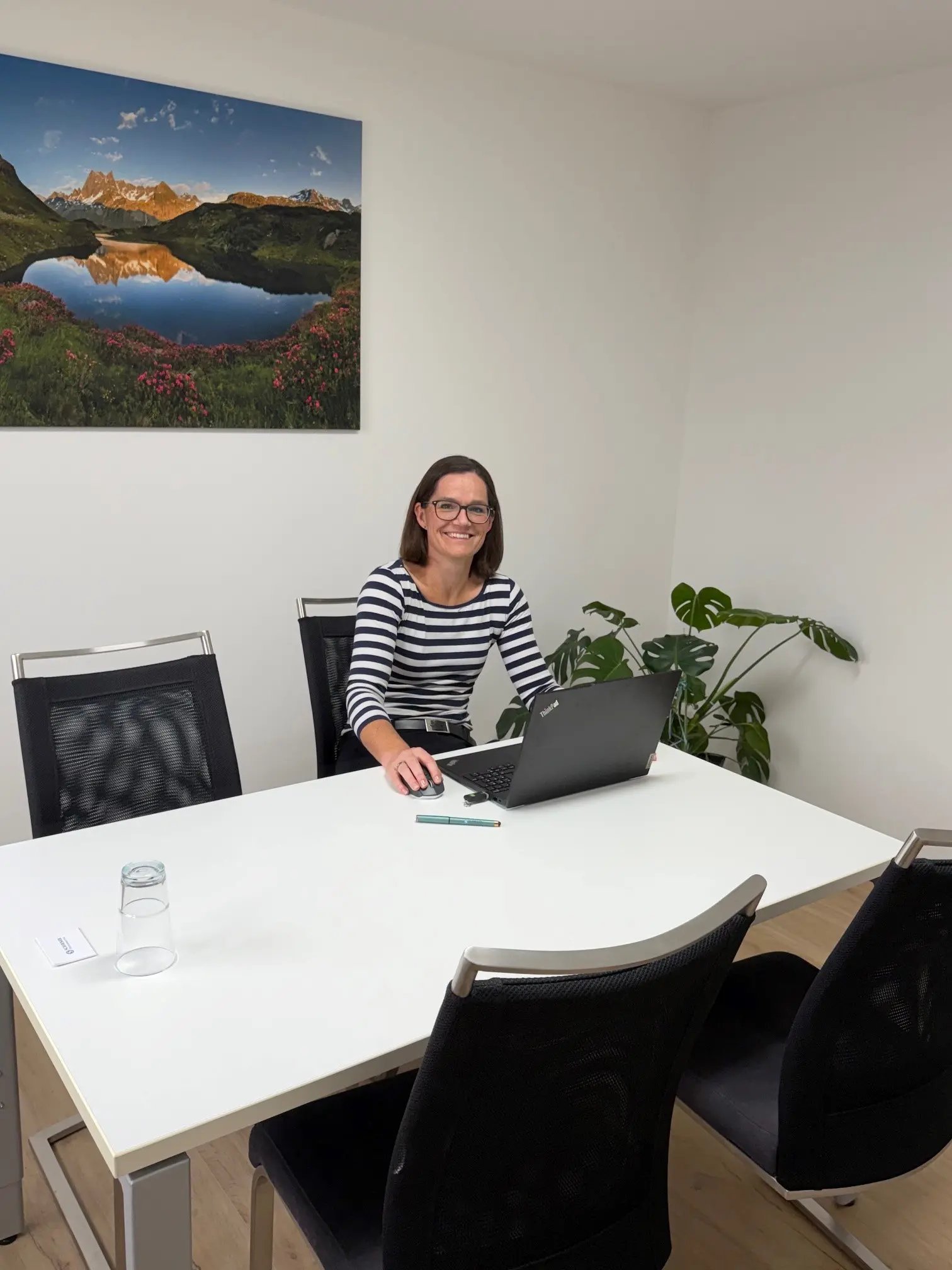 Stephanie Schirner - Steuerberaterin im Remstal - in ihrem Arbeitszimmer