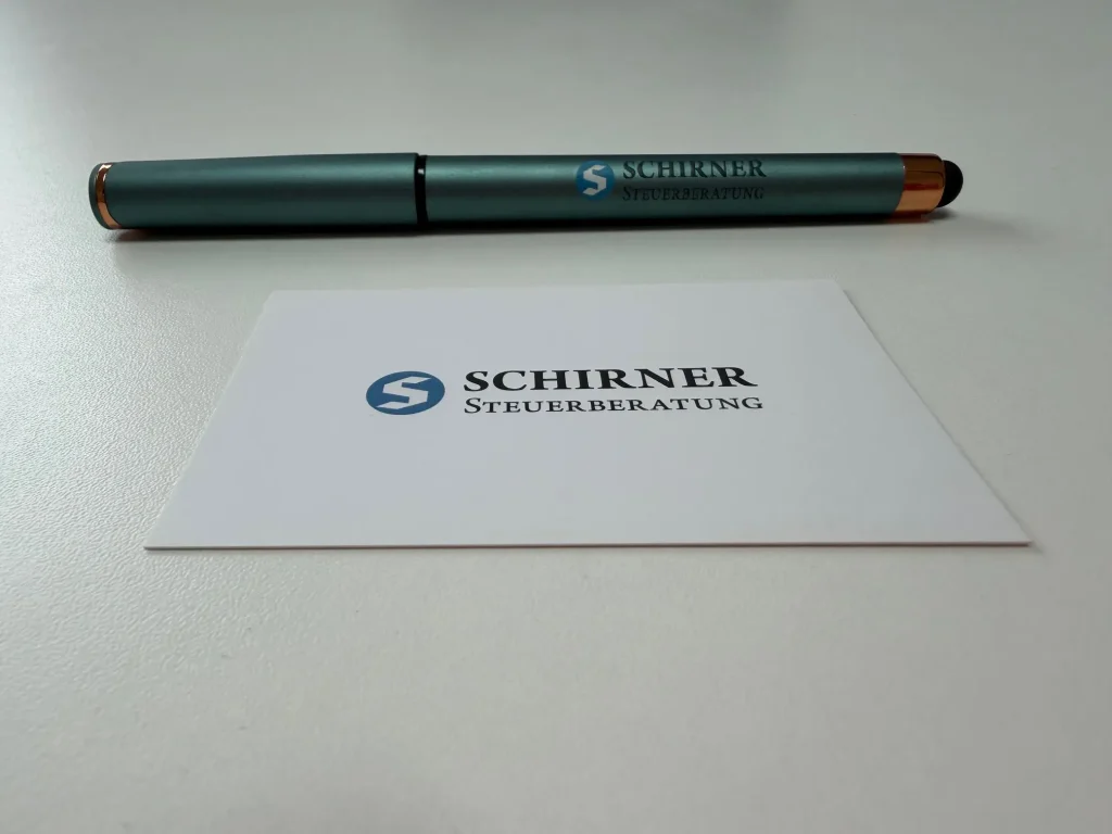 Visitenkarten und Kugelschreiber der Steuerberatung Schirner