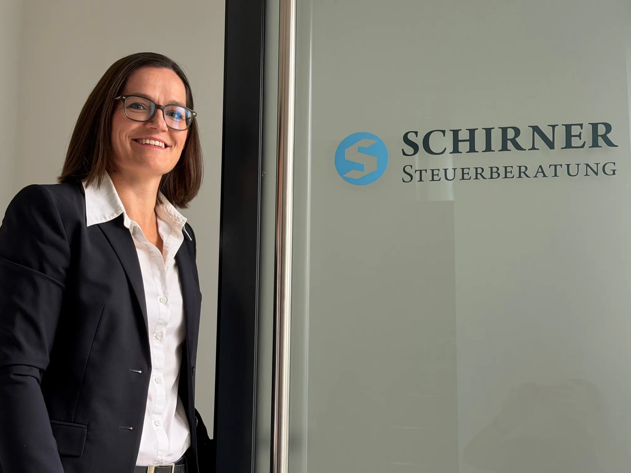 Stephanie Schirner an der Eignagstür ihrer Kanzlei